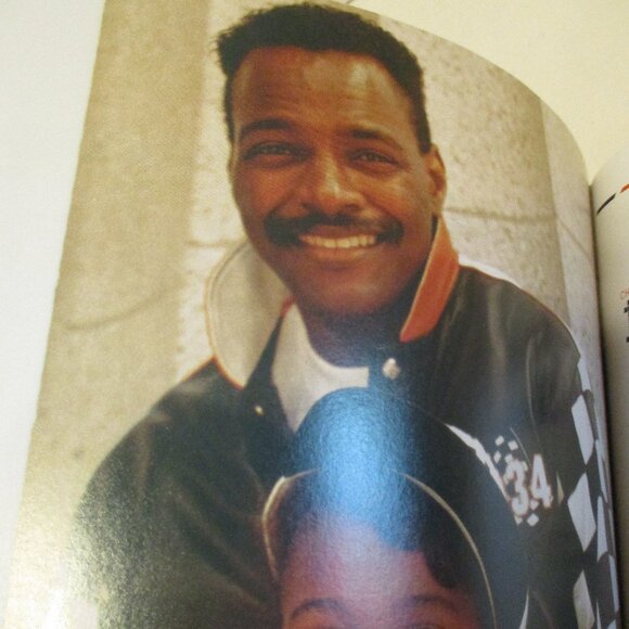 NFL Chicago Bears Walter Payton Medium Blue Orange Graphic 2005 Football Book - Picture 8 of 9